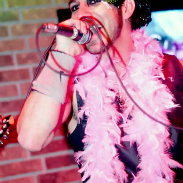 Alberto Sada presenta Tributo a Moderatto