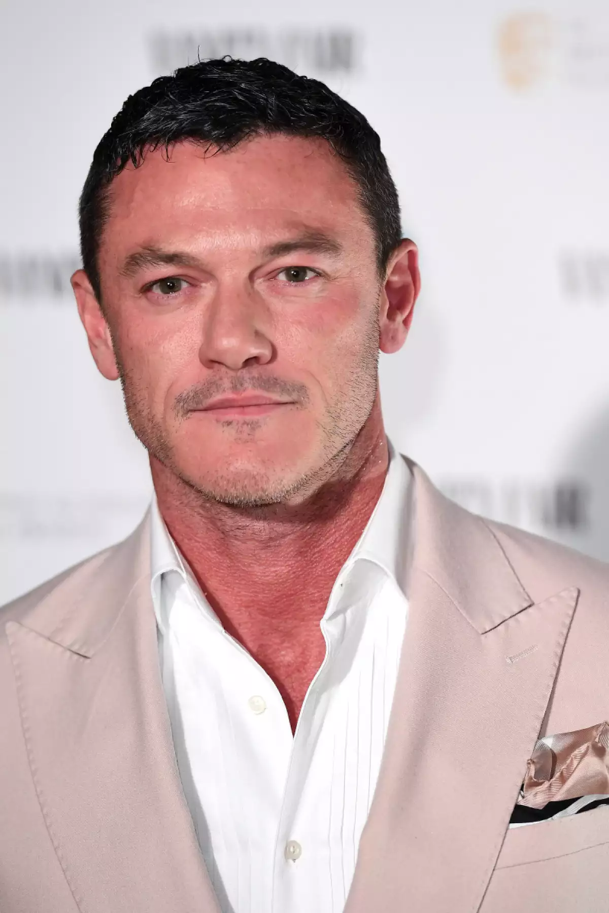 Luke Evans dice que no tendría carrera si solo hiciera personajes gay
