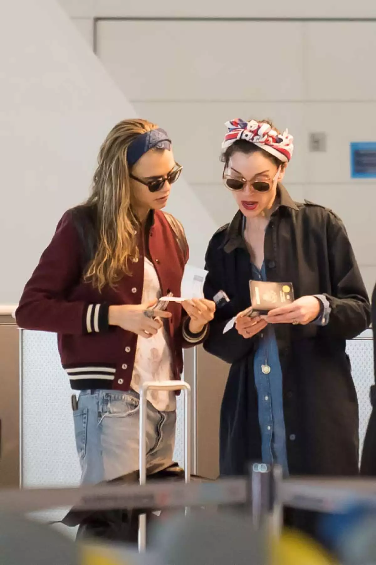 Cara y Annie fueron captadas en el aeropuerto por los paparazzi, siendo el anillo de la cantante el que llamara la atención por su tamaño.