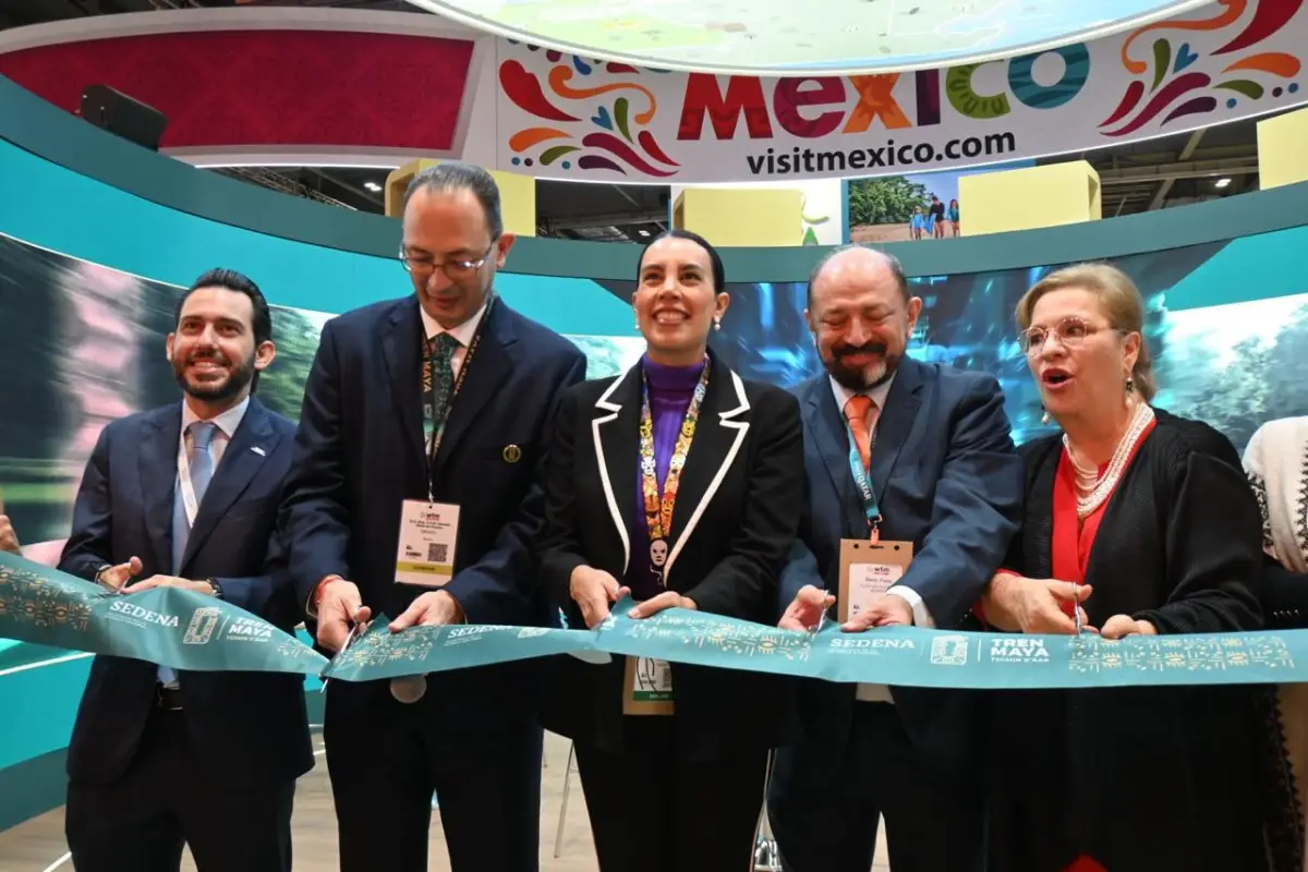 Personas cortando un listón en una inauguración.