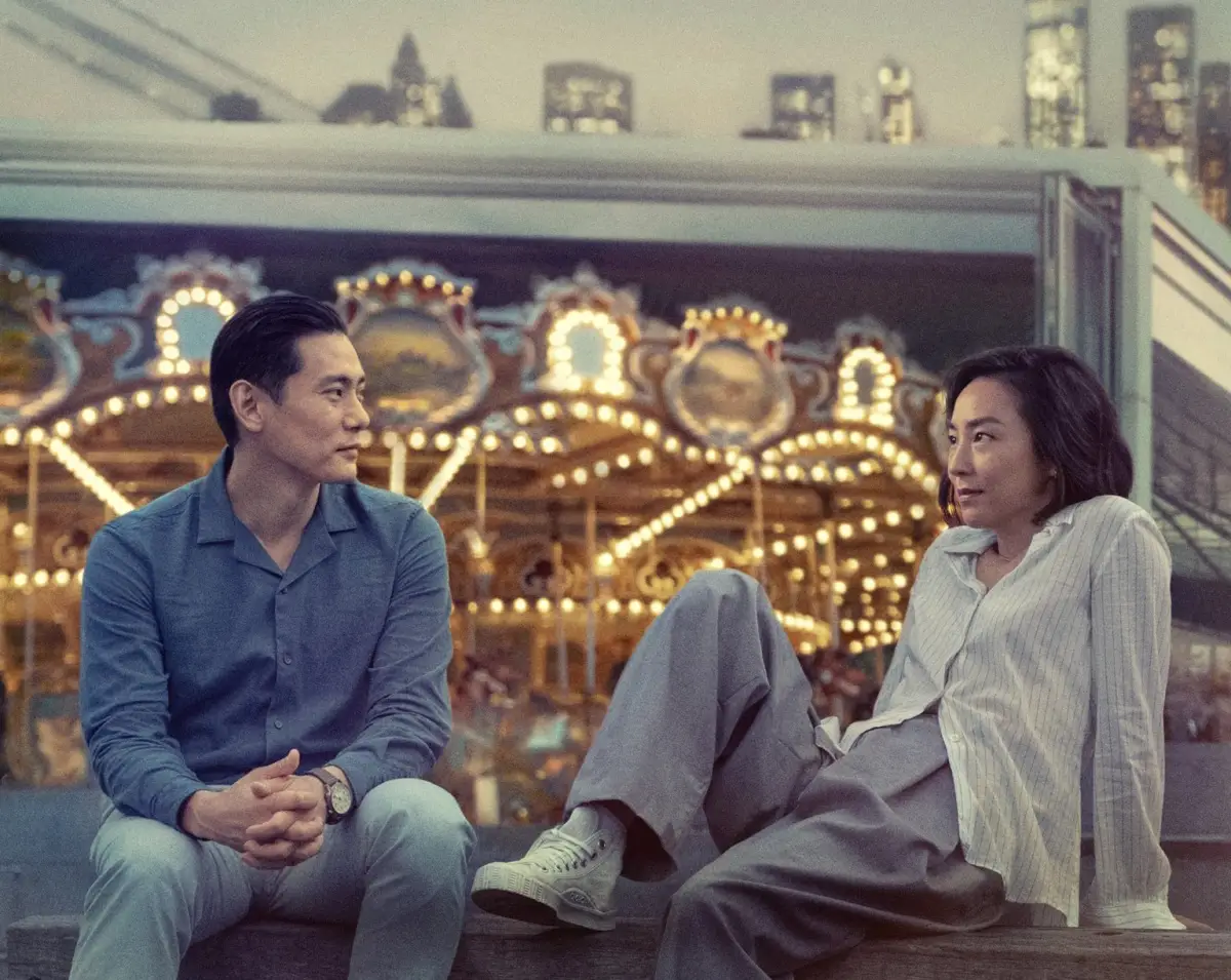 Foto del actor Teo Yoo y la actriz Greta Lee en una escena de la película Past Lives.