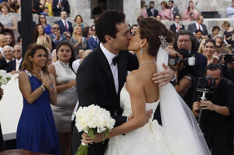 Dos días después de su boda civil, la pareja se dio el “sí” bajo la bendición de un sacerdote seguida de una gran celebración en la casa de los papás de Bárbara en Los Cabos.