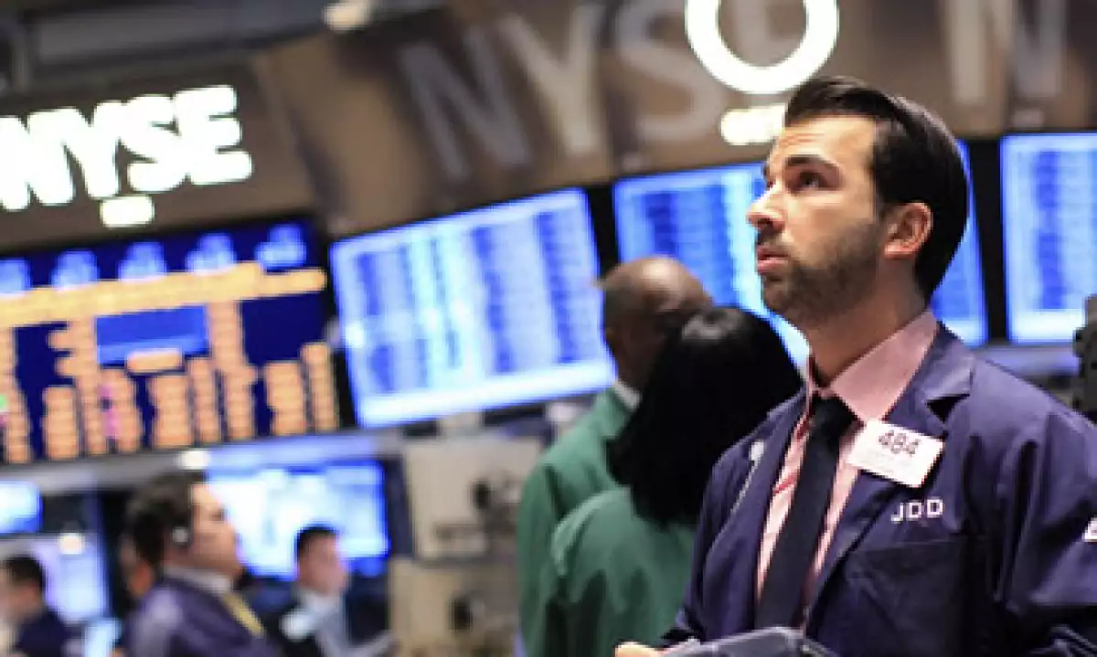 Las acciones de EU operan a la baja a media jornada de este viernes. (Foto: Reuters)