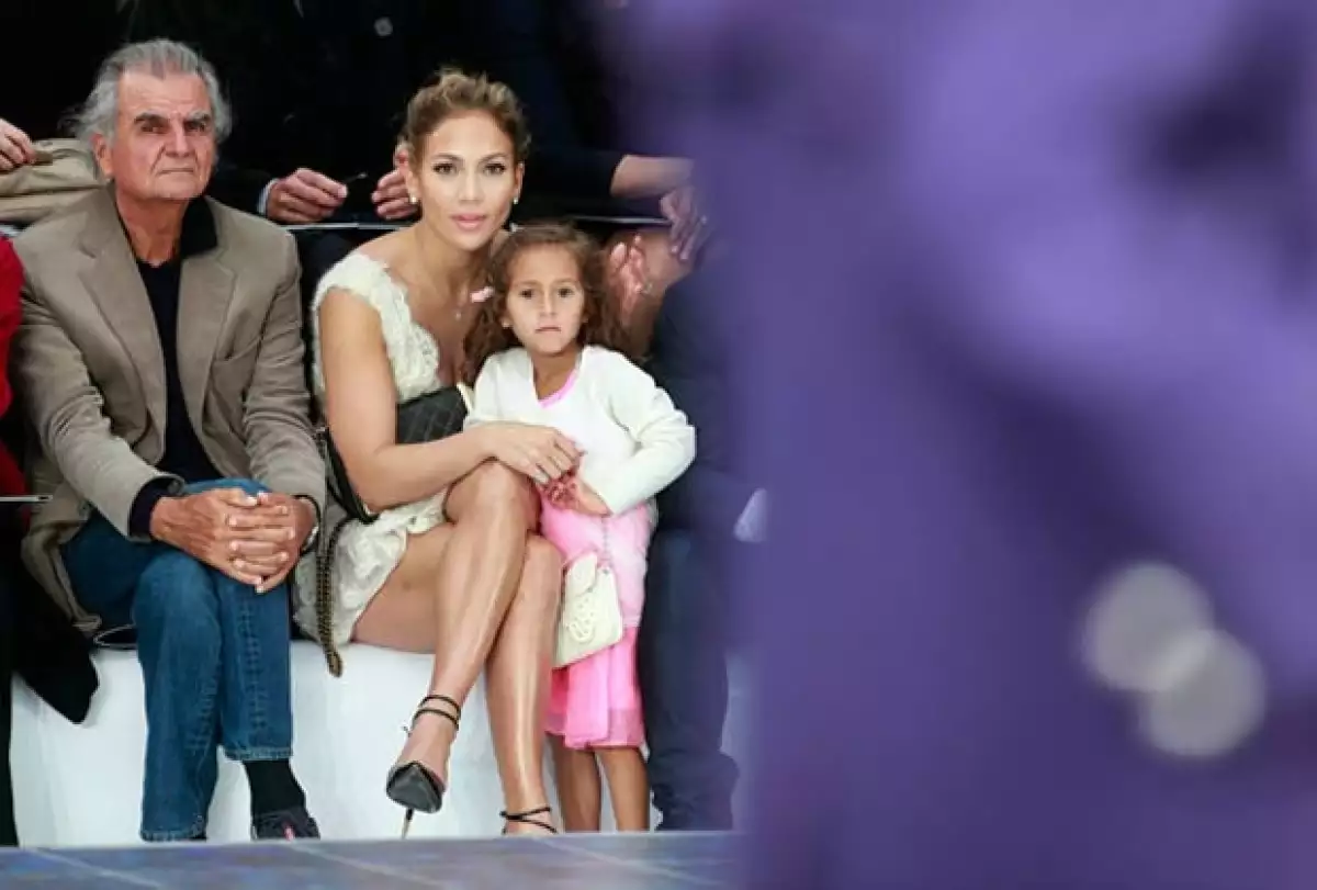 Jennifer Lopez y Emme en primera fila del desfile.