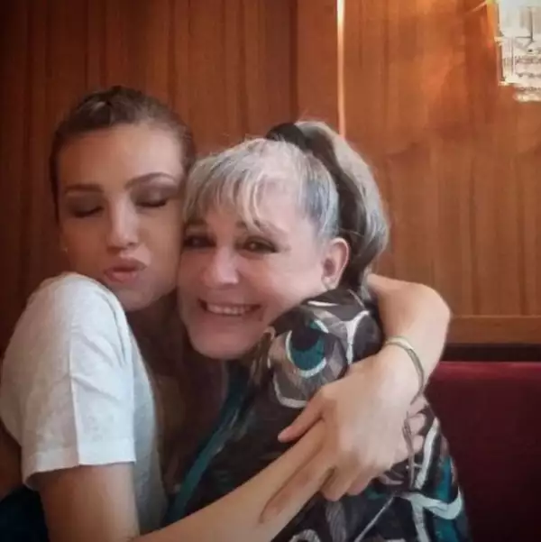 La cantante aparece feliz junto a su hermana Fede y le desea lo mejor en su día.