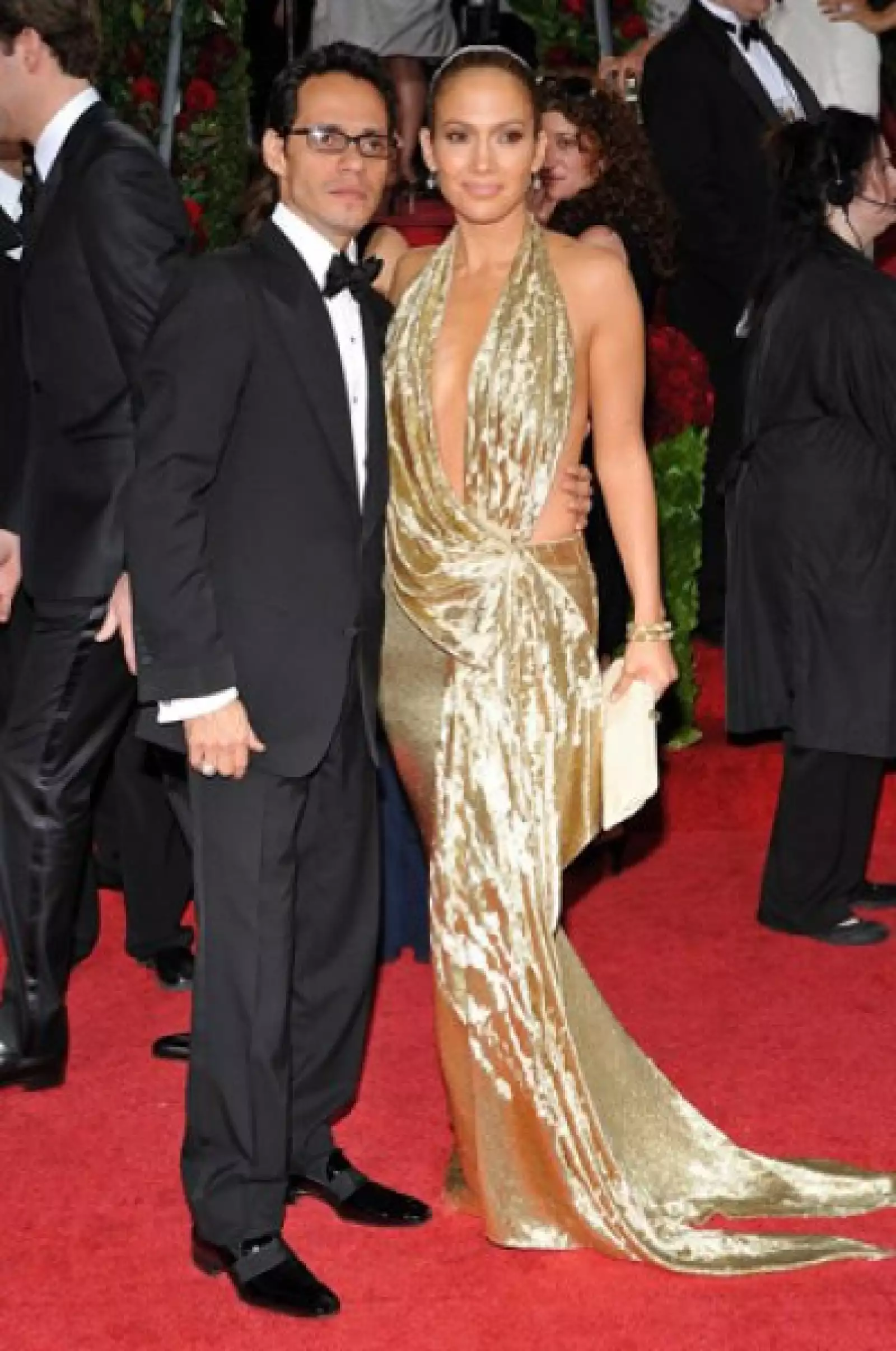 Jennifer López, gran estrella de Hollywood, cantante, actriz, diseñadora, empresaria…. Su esposo, Marc Anthony, cantante y compositor de relativo éxito y un poco más bajo de estatura que ella. Ella de cuerpo espectacular, él de complexión muy delgada y po