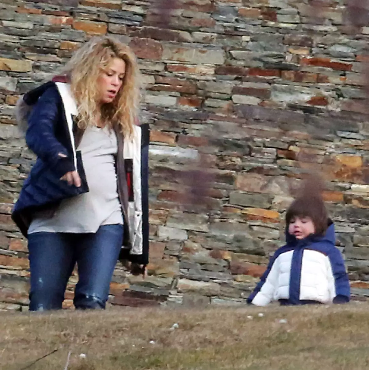 La colombiana fue captada a solo unas semanas de volver a ser mamá y, pese a que su condición ha llegado a su máxima expresión, ella sigue disfrutando como si nada de sus momentos en familia.