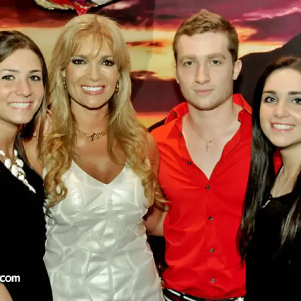 Catalina Poblete y Verónica Lepeley Cambiaso con Tomás y Javiera Poblete