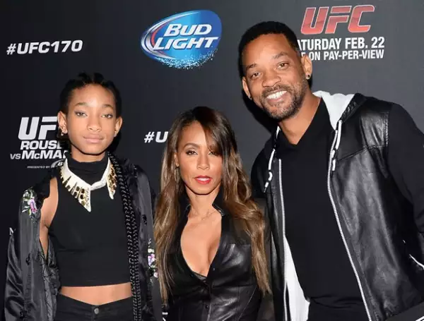 Willow Smith con sus papás, Jada y Will.