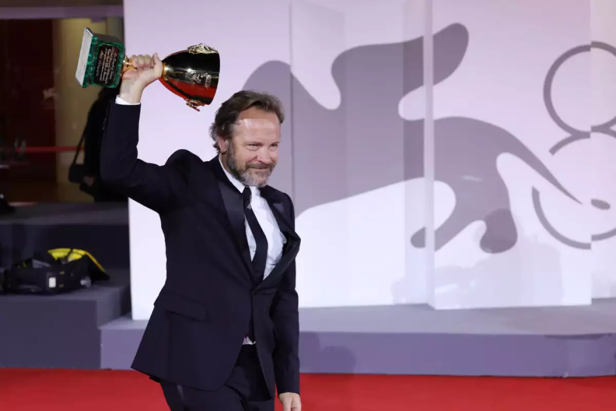 Peter Sarsgaard posa con la Copa Volpi al mejor actor del festiva de Cine de Venecia por su interpretación en Memory. 