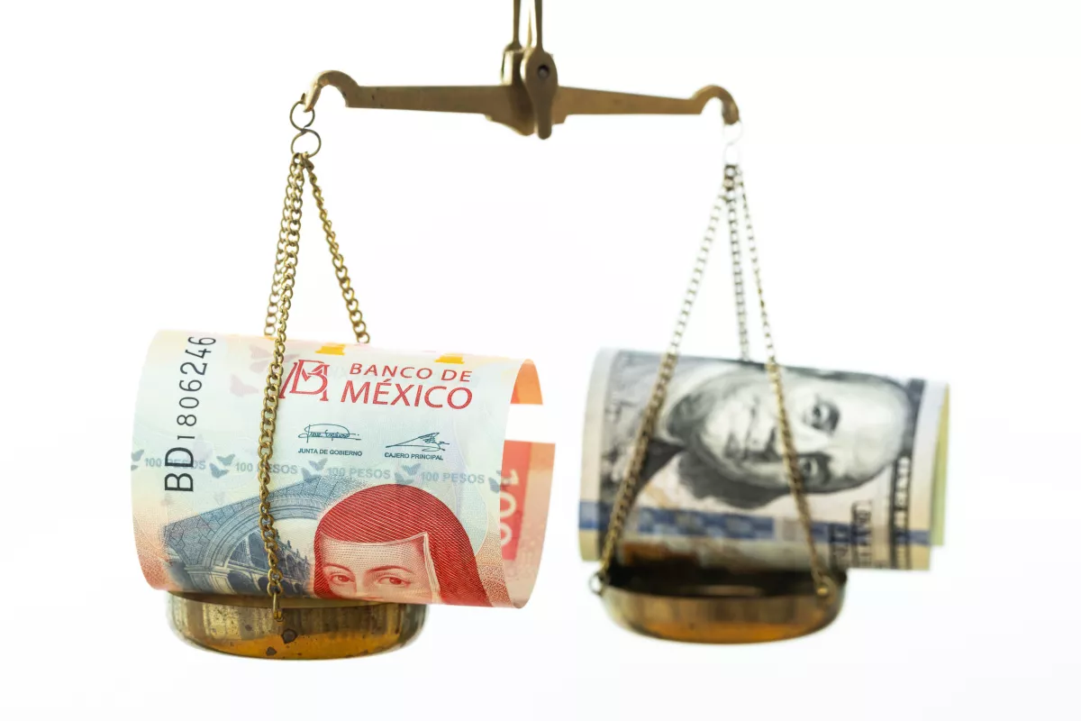 Peso mexicano sobrevaluado