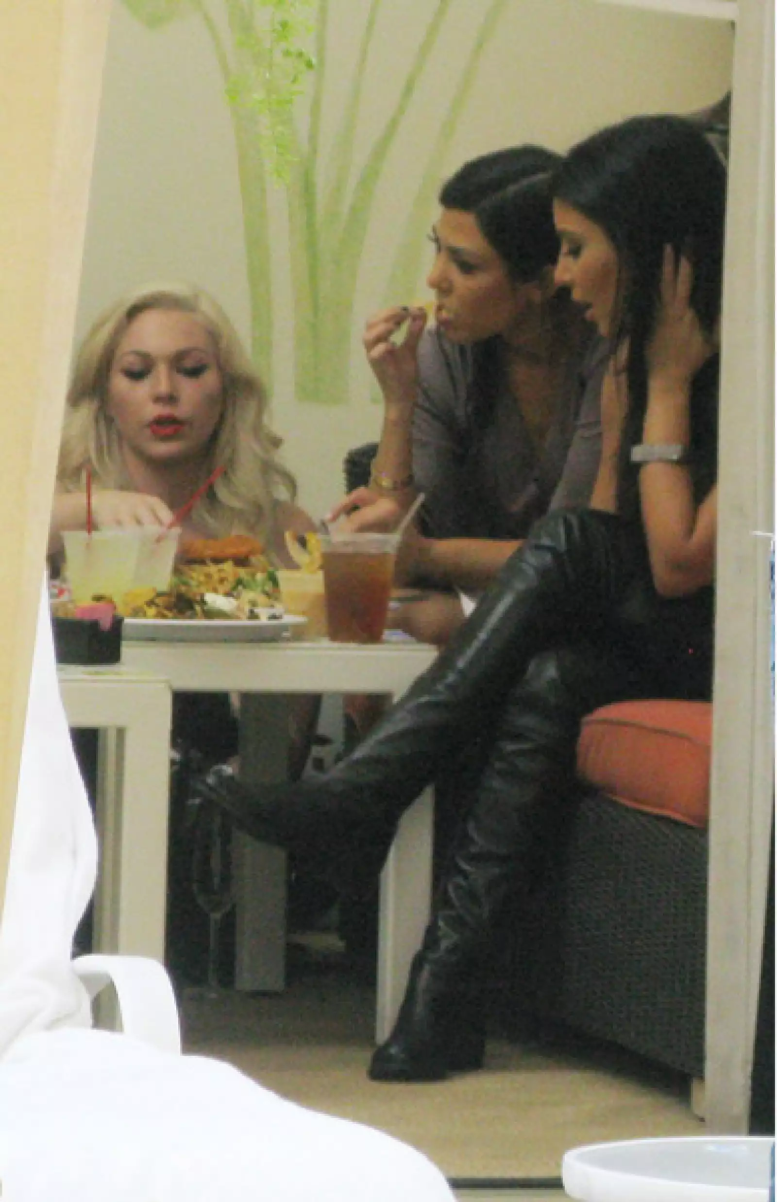 Hasta las bellas socialités Kim y Kourtney Kardashian no resistieron la tentación de comer una deliciosa hamburguesa durante su estancia en el Hotel Venetian en Las Vegas, Nevada.