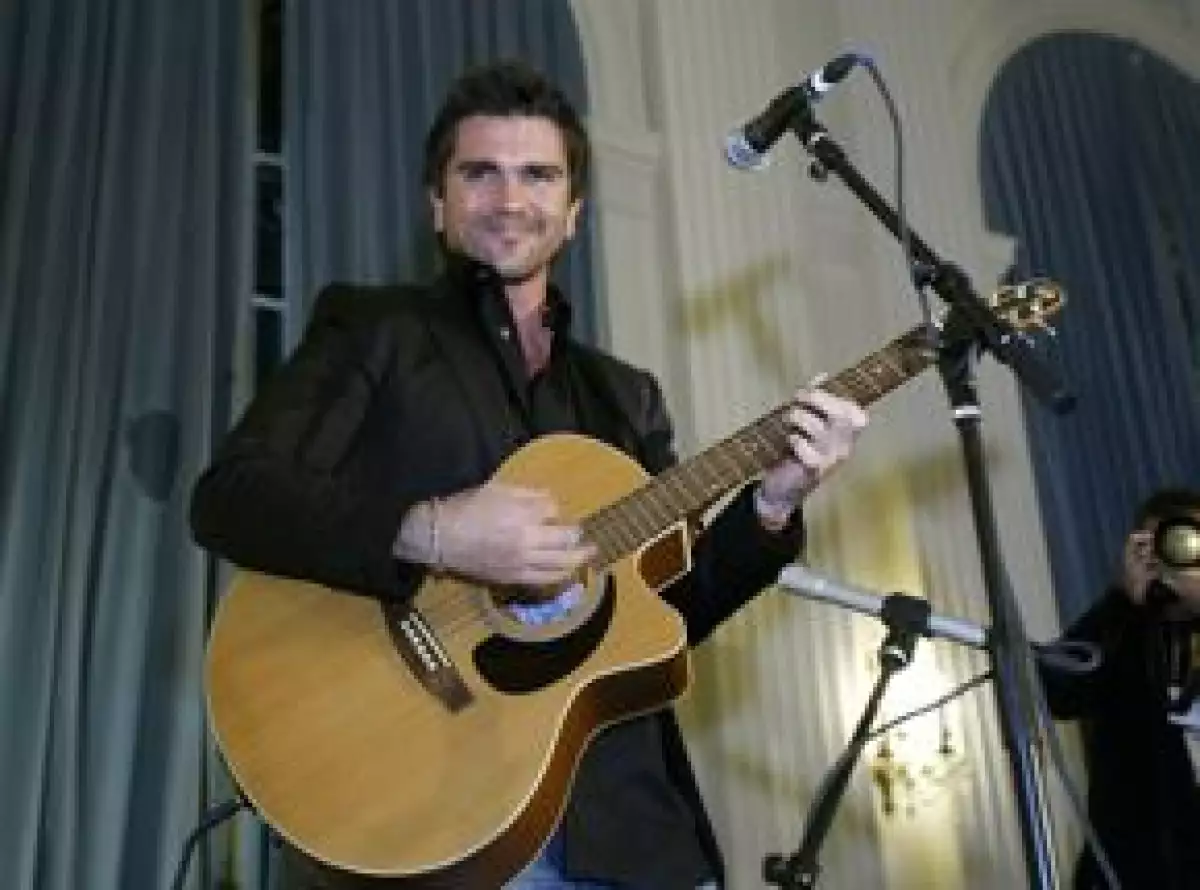El cantante colombiano considera "muy buena la labor del presidente Uribe", pero no sabe si otro periodo sea tan sano sería para él mismo y para su país.