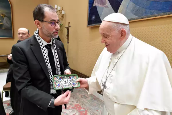 El Papa Francisco se reúne con palestinos cuyos familiares están varados en Gaza, en medio del conflicto entre Israel y el grupo islamista palestino Hamas, en el Vaticano el 22 de noviembre de 2023.