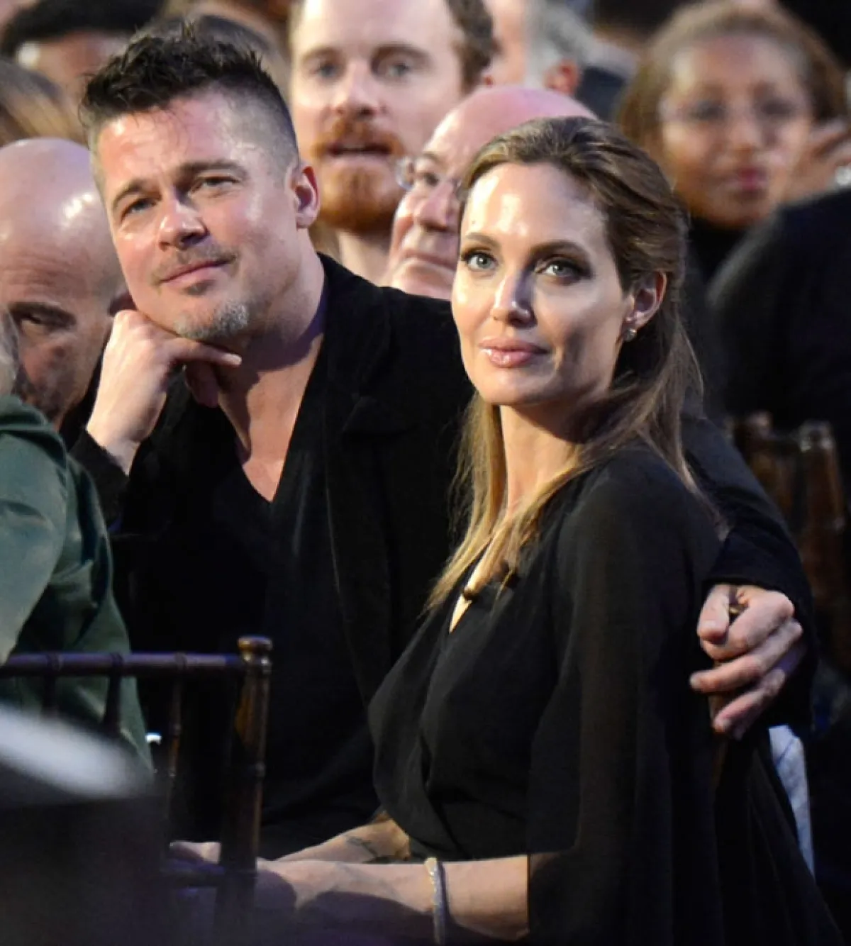 Angelina dijo a un medio lo feliz que estaba por el éxito de su prometido.