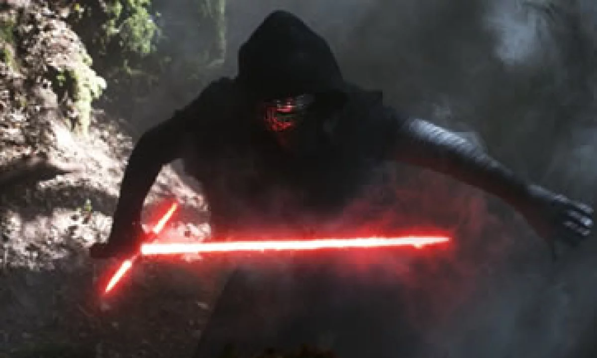 ¿Quieres un lightsaber como el de Kylo Ren? (Foto: Disney/Cortesía)