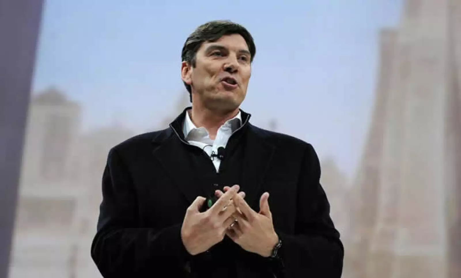 El CEO de AOL, Tim Armstrong pidió perdón tras haber despedido publicamente a un director creativo delante de 1,000 personas, y por culpar de los cambios a los planes de pensiones de la empresa a los empleados que reciben apoyos por tener bebés prematuros