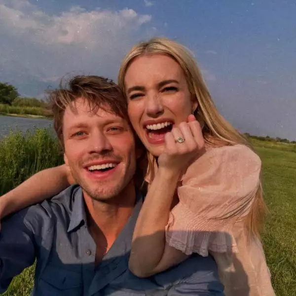 Emma Roberts y Cody John 