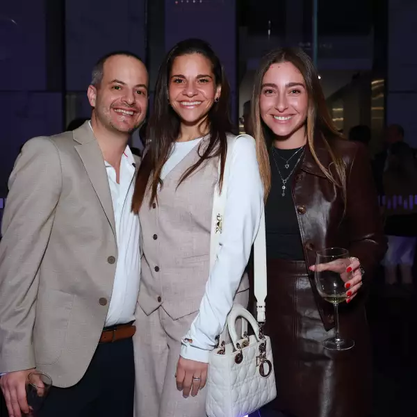 León Srihen, Debbie y Jessica Kamaji 