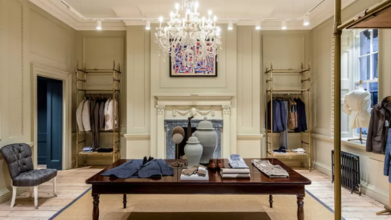 Foto del interior de la sastrería Hackett London.