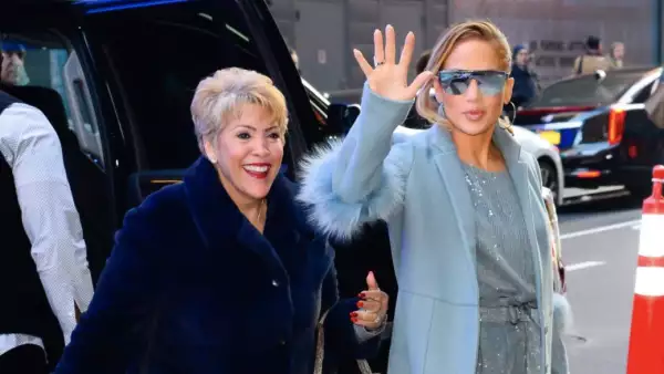 Doña Guadalupe y Jennifer Lopez