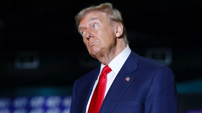 Nominado presidencial republicano, ex estadounidense El presidente Donald Trump observa cómo el ex EE. UU. La representante de Hawái Tulsi Gabbard habla en un mitin de campaña en el Greensboro Coliseum el 22 de octubre de 2024 en Greensboro, Carolina del Norte. A falta de 14 días para el día de las elecciones, Trump continúa recorriendo el país haciendo campaña para volver al cargo.