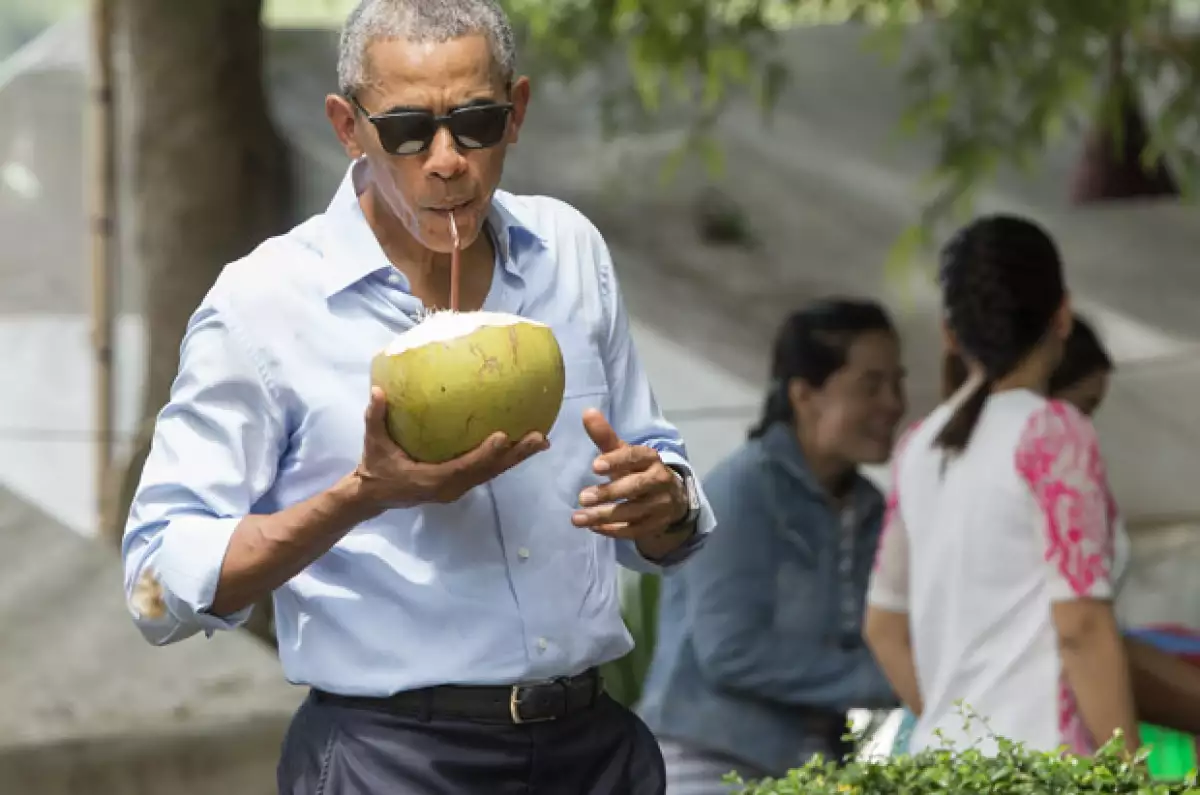 No cabe duda que extrañaremos a Barack Obama pues hasta en viajes diplomáticos sabe cómo relajarse y ponerle su toque carismático.