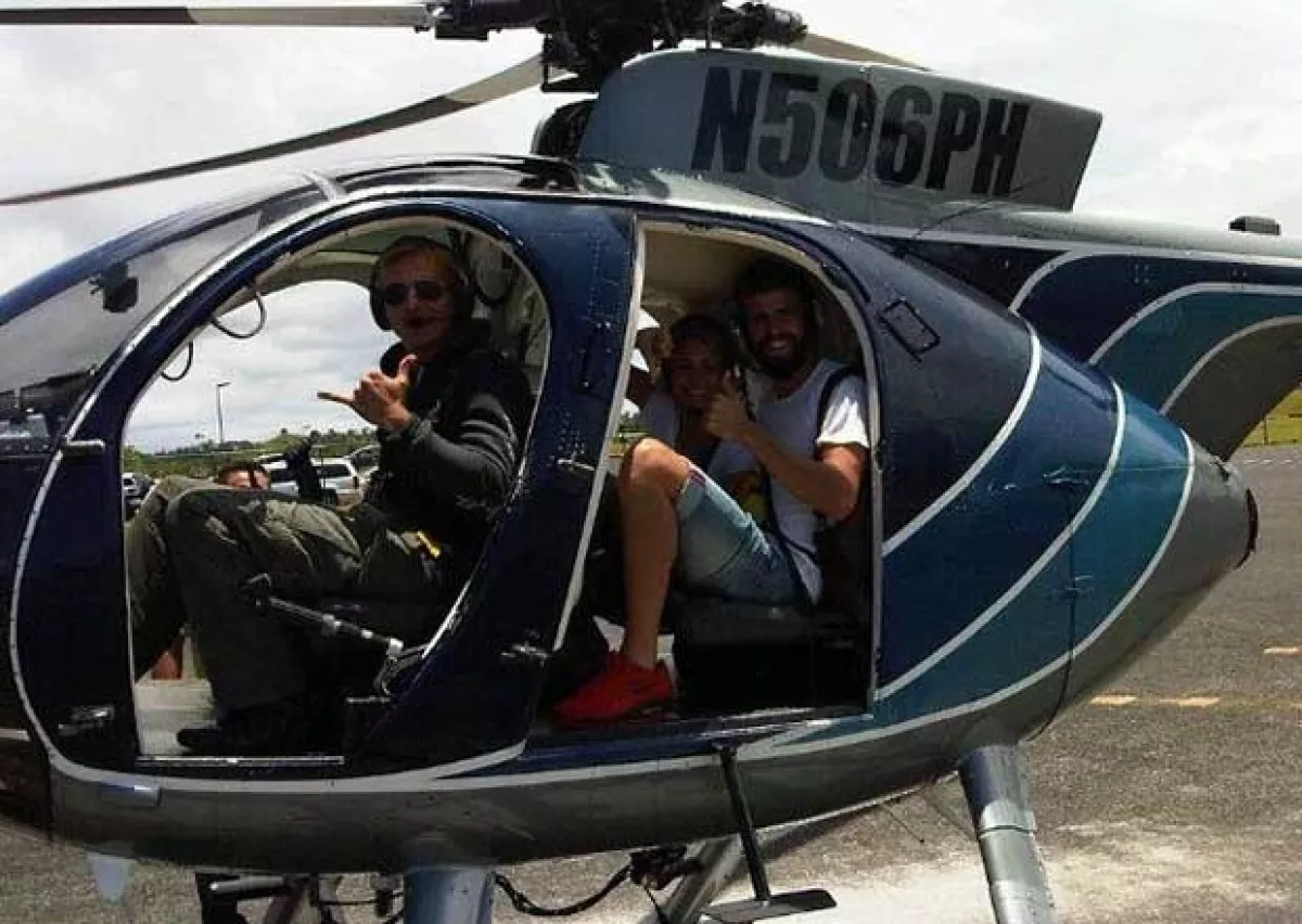 La pareja disfrutó de un vuelo en helicóptero por los grandes volcanes de la isla.