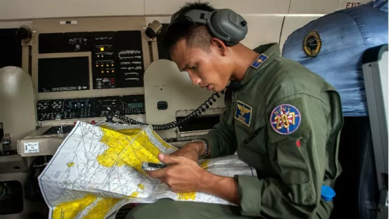 Un militar de Indonesia lee un mapa durante la busqueda