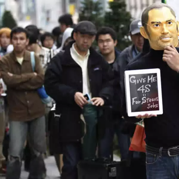 “La gente está diciendo que fue bautizado por él, como iPhone 4S, por Steve”, dijo el primer australiano en comprar el  ‘smartphone’.