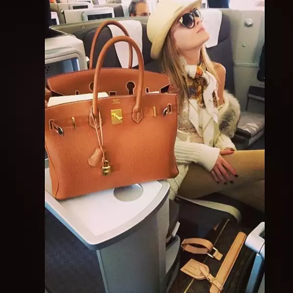 Desde el avión, Belinda se encargó de compartir con sus admiradores su próximo viaje.