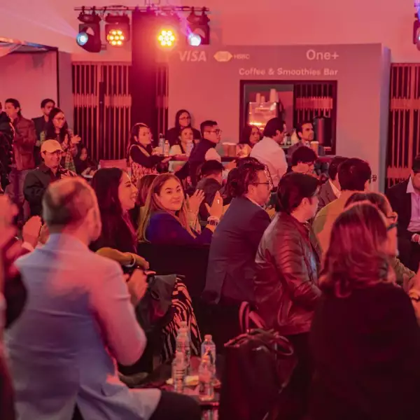 Así, con la emoción a tope, la presentación continuó con el gran reveal del embajador de una tarjeta que es tan increíble como él. Y el público lo sabía.