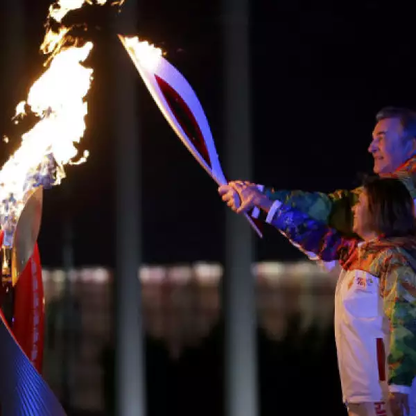 El exjugador de hockey Vladislav Tretiak y la patinadora de hielo Irina Rodnina fueorn los encargados de encender el pebetero.