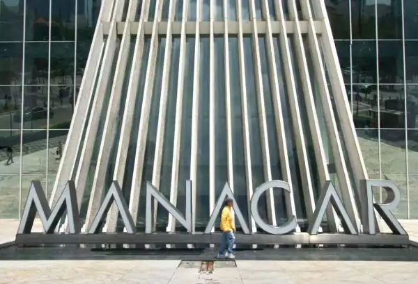 El proyecto sustituyó al histórico Cine Manacar y hoy integra oficinas, comercios y espacios de entretenimiento.