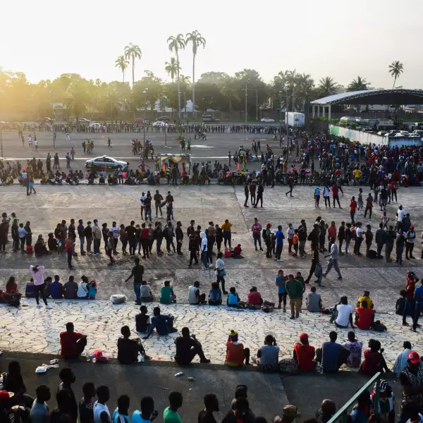 Migrantes que buscan regularizar su estadía en el país realizaron largas filas en las inmediaciones del Estadio Olímpico de Tapachula, luego de que la Comisión Mexicana de Ayuda a Refugiados (COMAR) anunció que se otorgarían nuevas citas para aquell