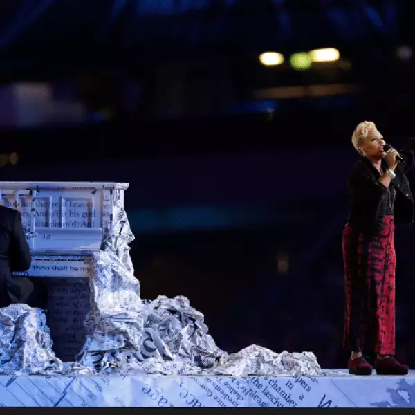 La cantante de soul participó en la clausura.