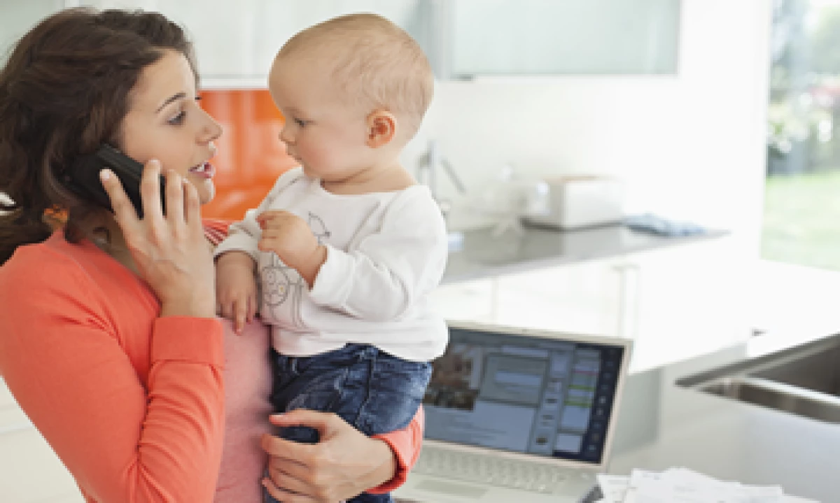 Al administrar el hogar, entre otras labores, las madres pueden ser una buena fuente de consejos financieros. (Foto: Getty Images)
