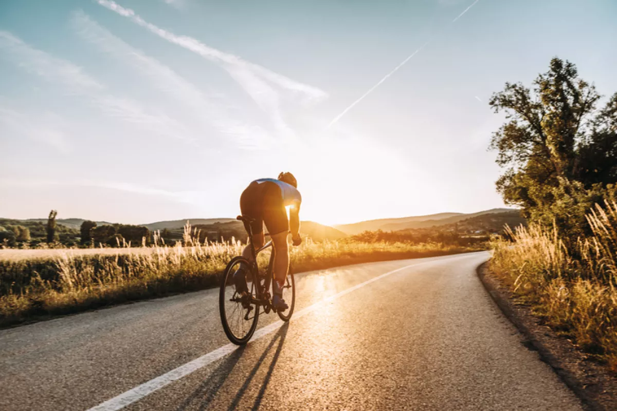 hombre en bicicleta por la montaña