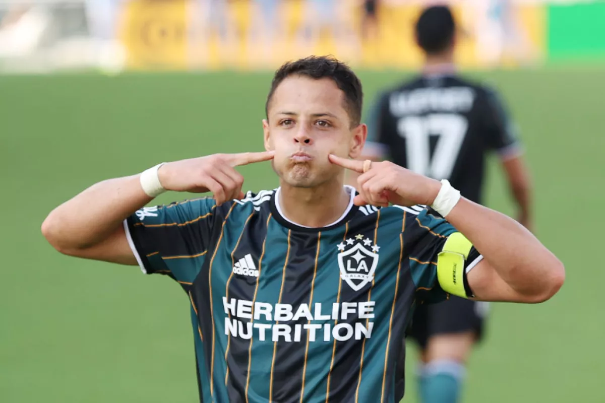 javier-chicharito-hernandez-desplante-nino
