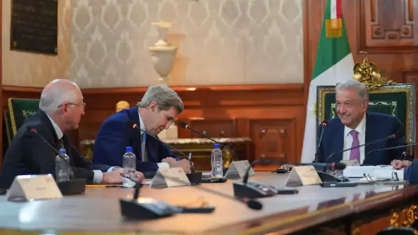 AMLO en reunión con John Kerry