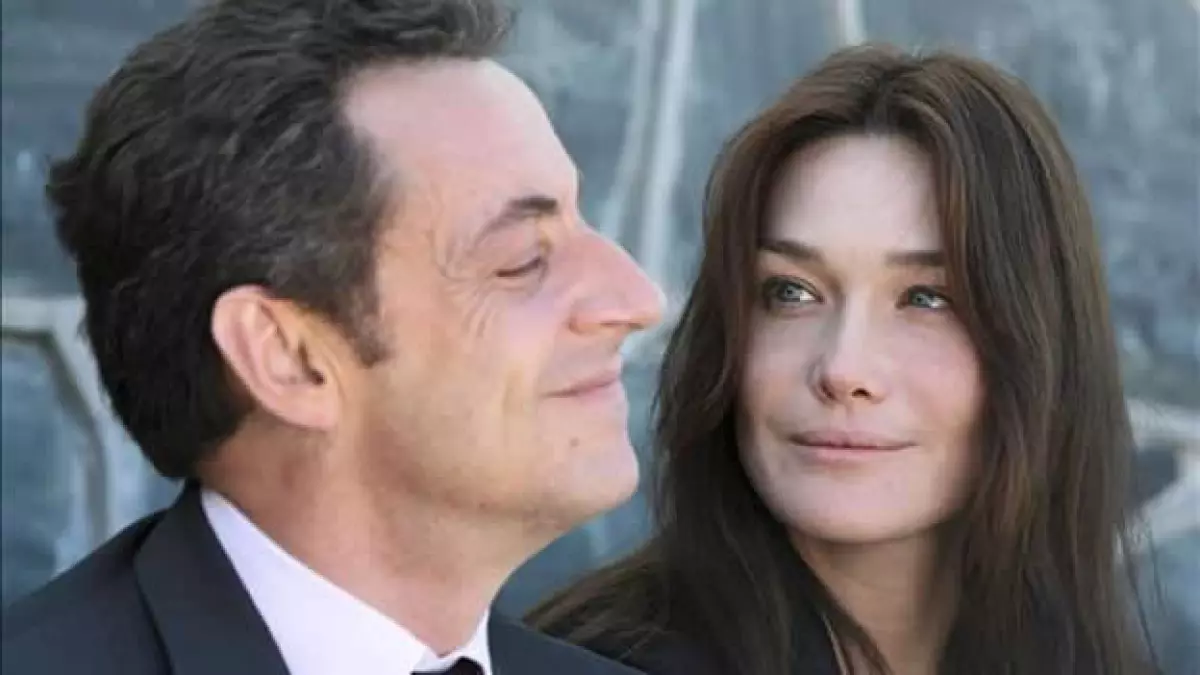 Fotografía de archivo del 29 de febrero de 2008, que muestra al presidente de Francia, Nicolás Sarkozy (i), y a su esposa, Carla Bruni Sarko