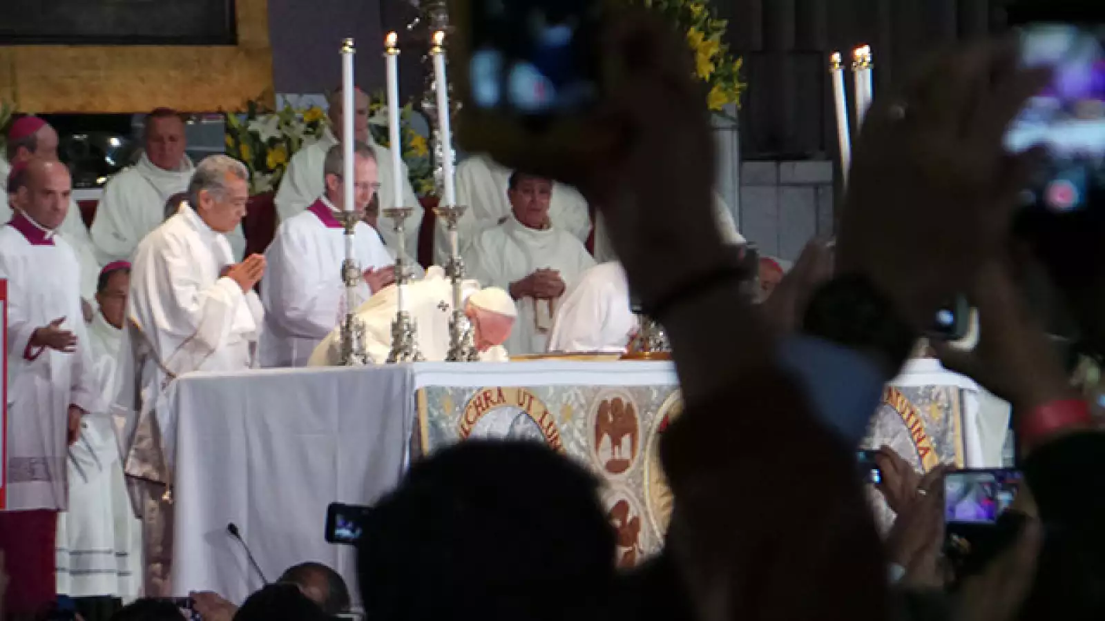 Dentro de la Basílica el Papa ofreció una misa especial.