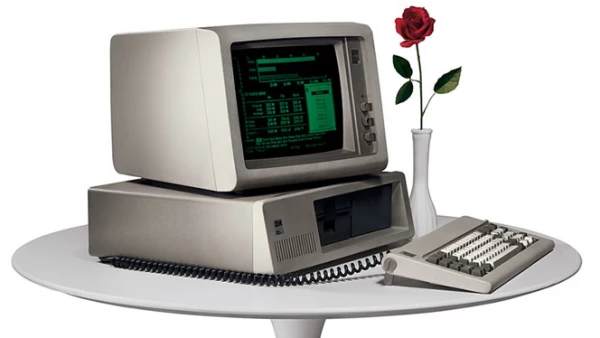 La computadora personal inicia su comercialización, ayudando a que el producto se masificara.