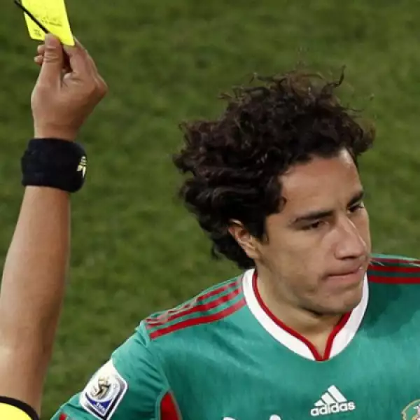 Gerardo Torrado, molesto por la tarjeta amarilla.