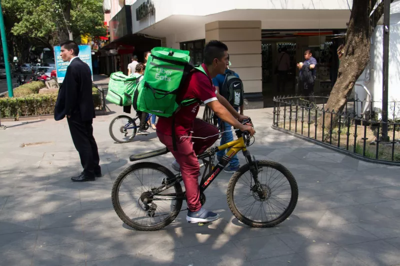 repartidores de uber eats en bicicleta 