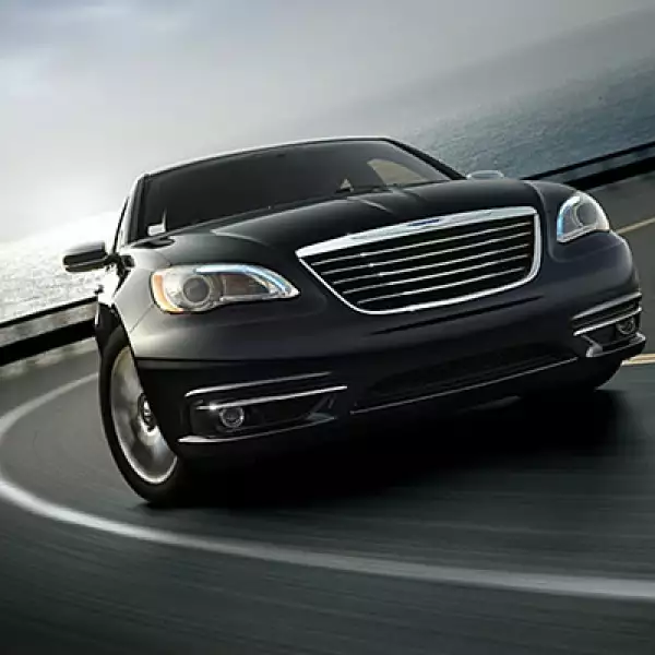 La firma automotriz presentó su nuevo modelo sedán, Chrysler 200, el sucesor del Cirrus.