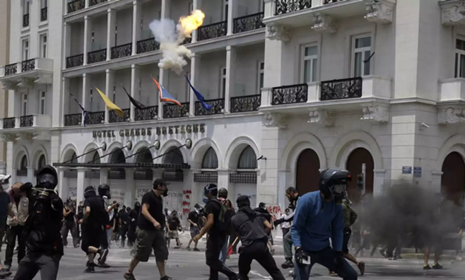 Los griegos ya enfrentan duras medidas de austeridad que incluyen recortes a las pensiones, aumento en impuestos y en la edad de retiro.