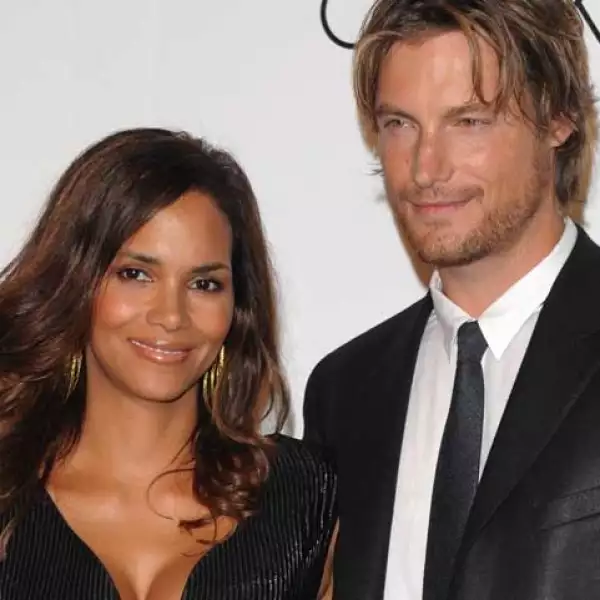 Halle Berry y su novio Gabriel Aubry asistieron al desfile de Calvin Klein.
