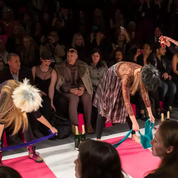 Entre las celebridades que asistieron al desfile estuvieron Carmen Electra y Nigel Barker.