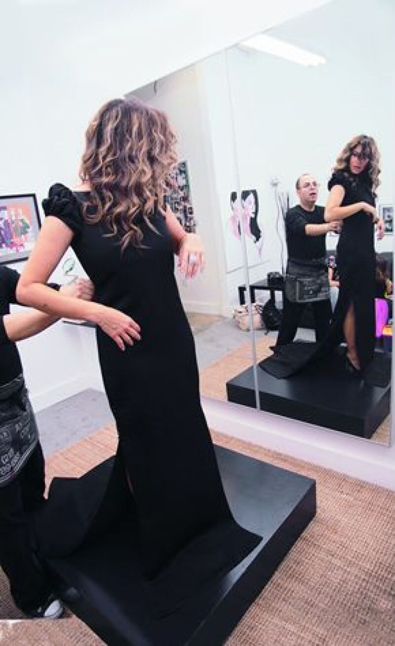 Acompañamos a la hermana de Jaime Camil con el diseñador mexicano Louis Verdad, autor del vestido para su boda, la cual será el día 25 de abril.